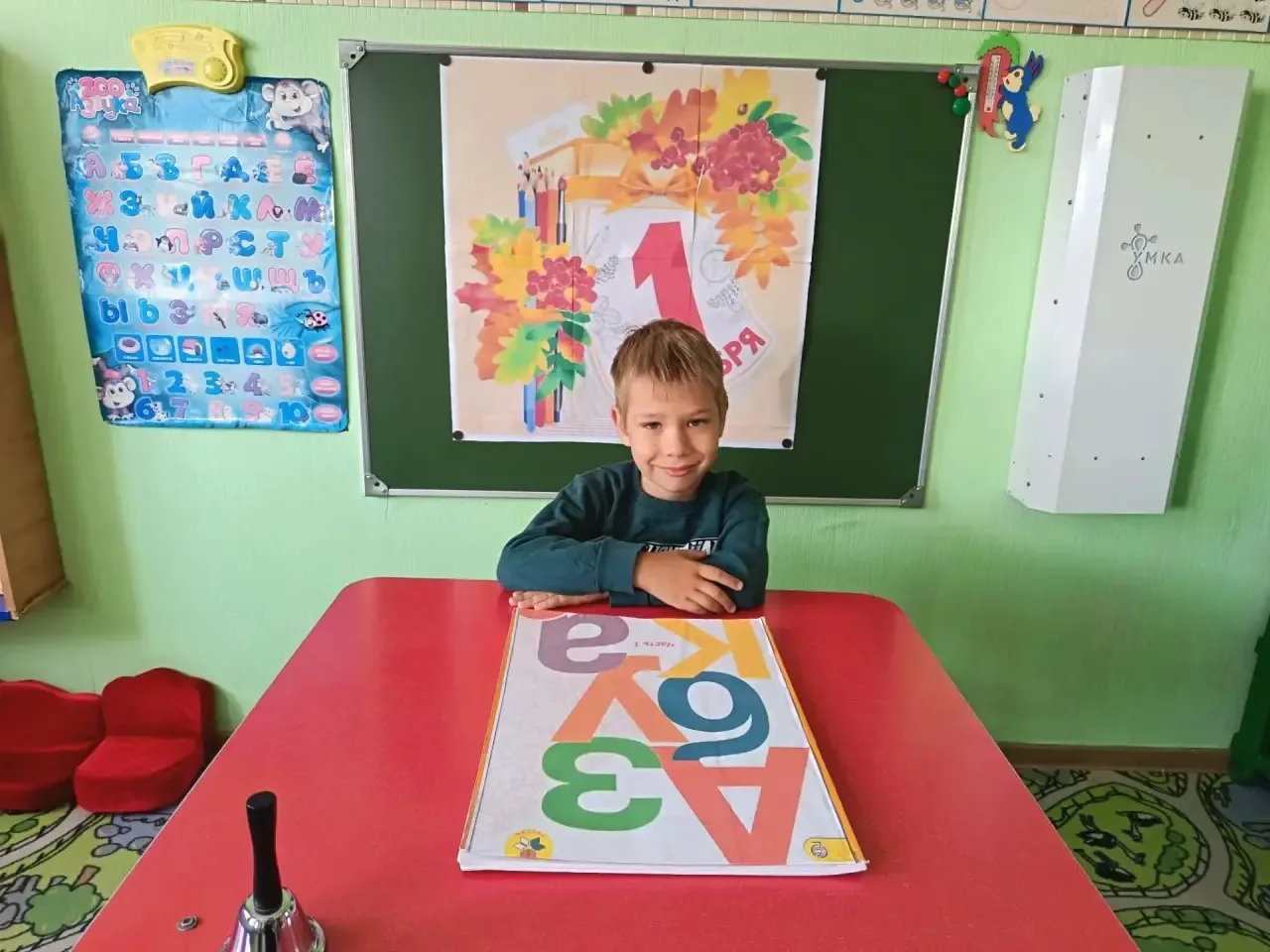 Быстро и незаметно пролетело тёплое, веселое и звонкое лето. Наступила осень, 1 сентябр...