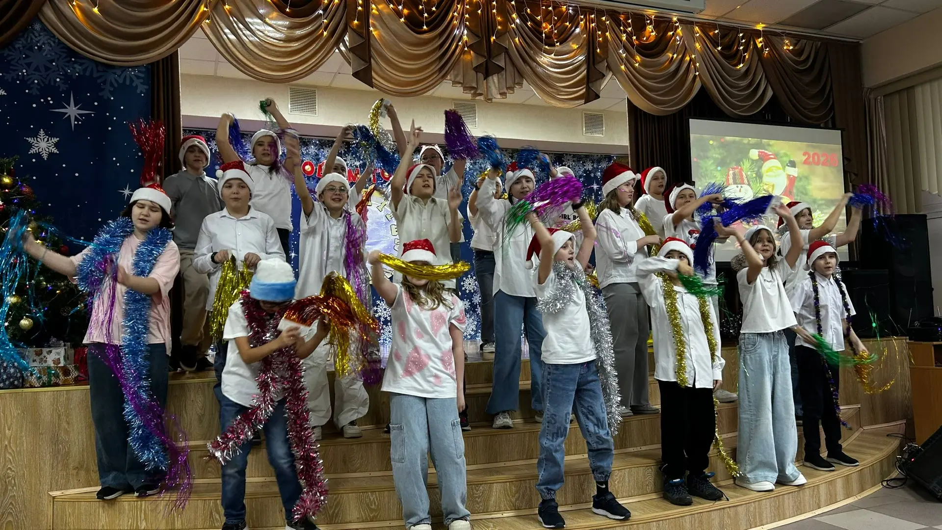 Традиционно замечательно прошли праздничные предновогодние «Ёлки» 🎄🎄🎄 во всех  классах нашей школы! 