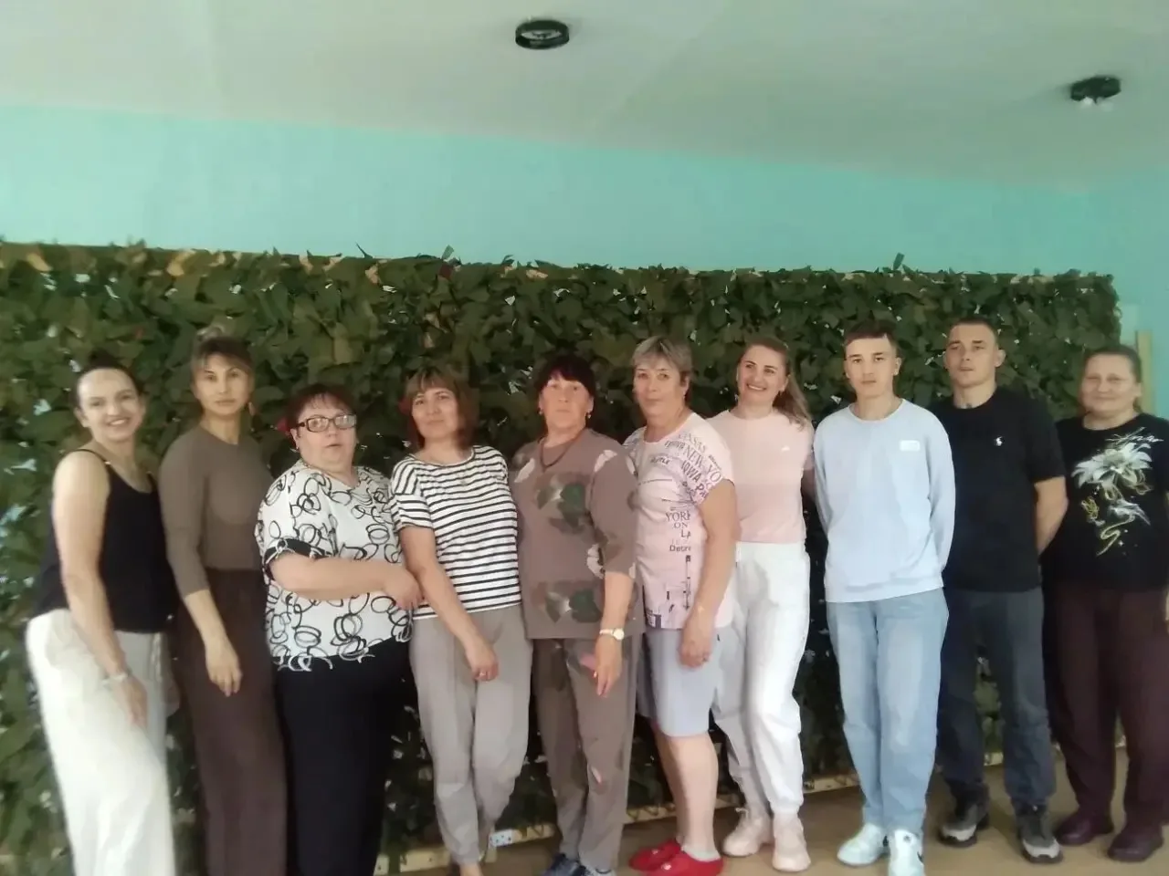 Заместитель главы округа Татьяна Веретенникова и женщины из объединения семей участнико...