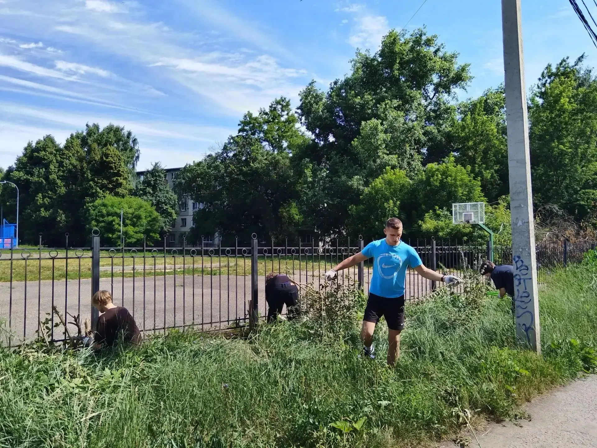 Программа трудоустройства несовершеннолетних: работа на территории школы

В рамках программы трудоус