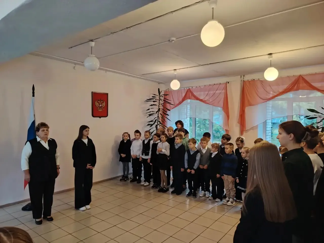По традиции каждый понедельник в нашей школе проходит торжественная линейка. Сегодня, 2...