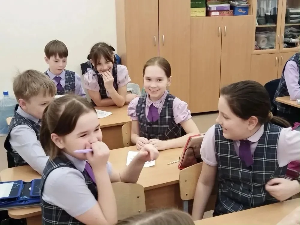 10 апреля обучающиеся 8 "В" класса провели в четвертых классах "Космический баттл", приуроченный ко 