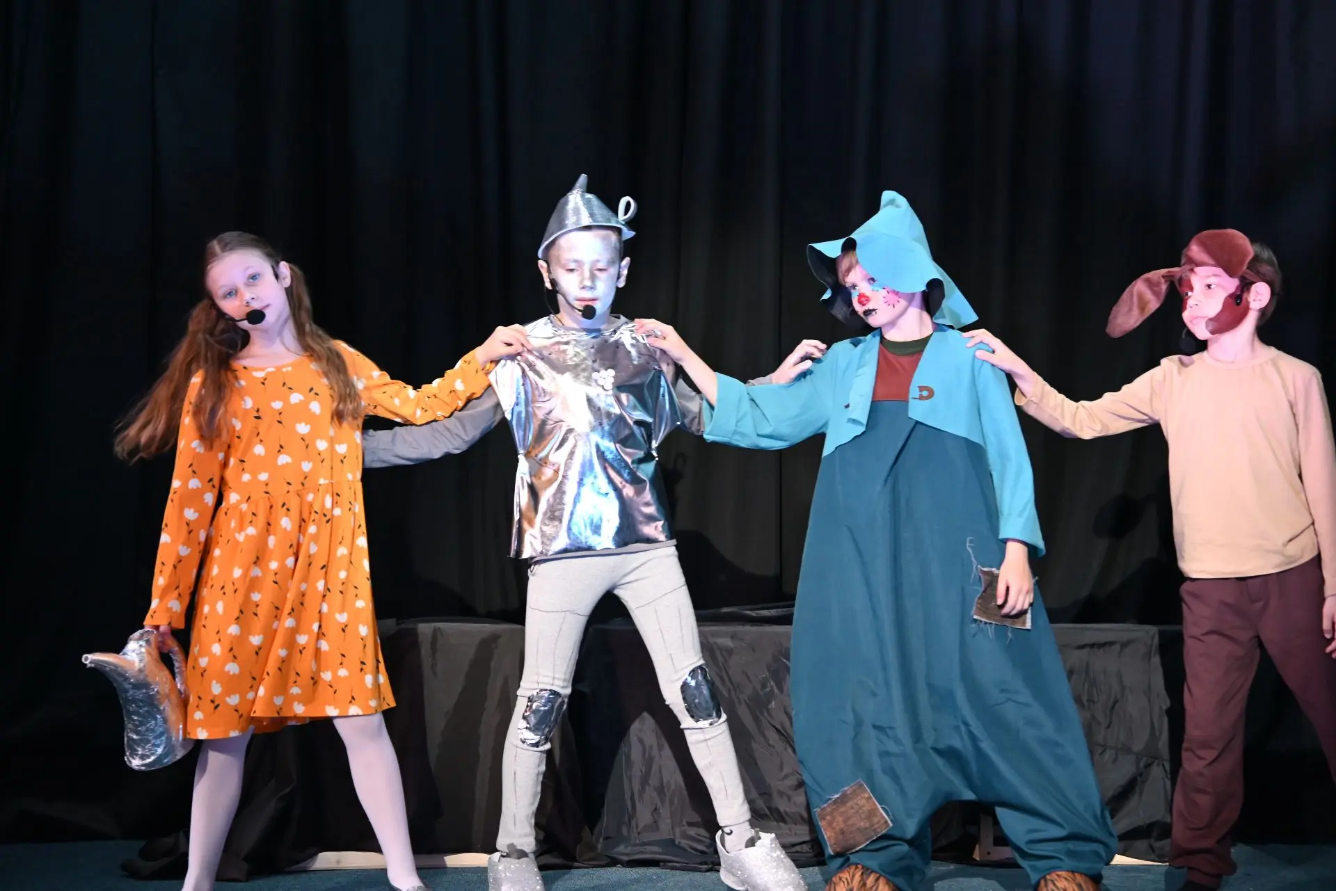 Юные актеры вновь покорили Изумрудный город!  🎭 Младший состав школьного театра «Эксперимент» принял