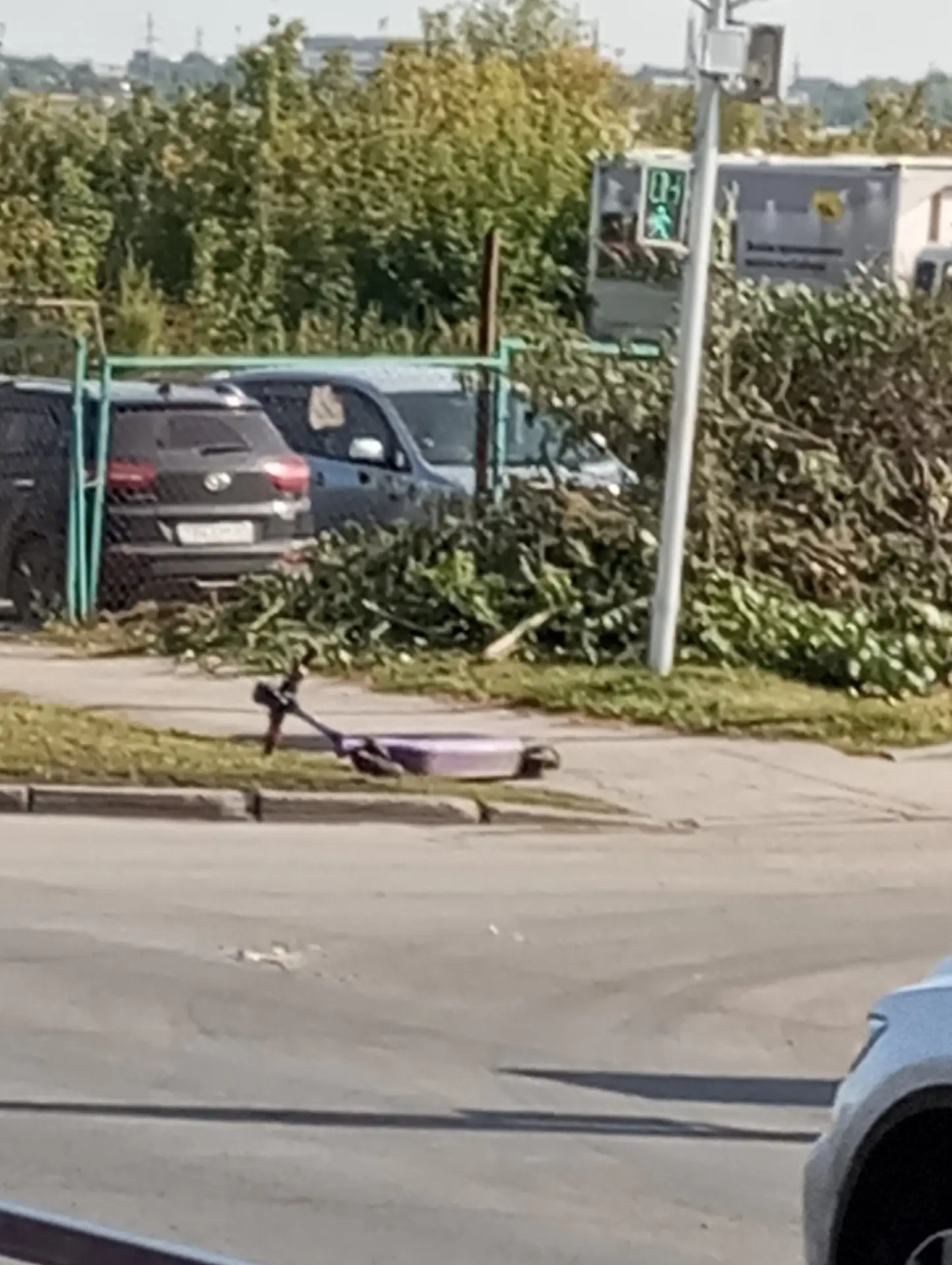 Достали уже эти самокаты, которые бросают где попало и как попало! 😤
