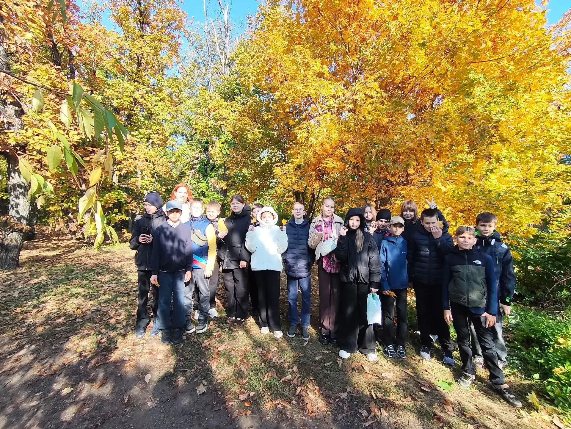 🌳 Сентябрь продолжает дарить тёплые и солнечные дни — и это такой приятный повод замед...
