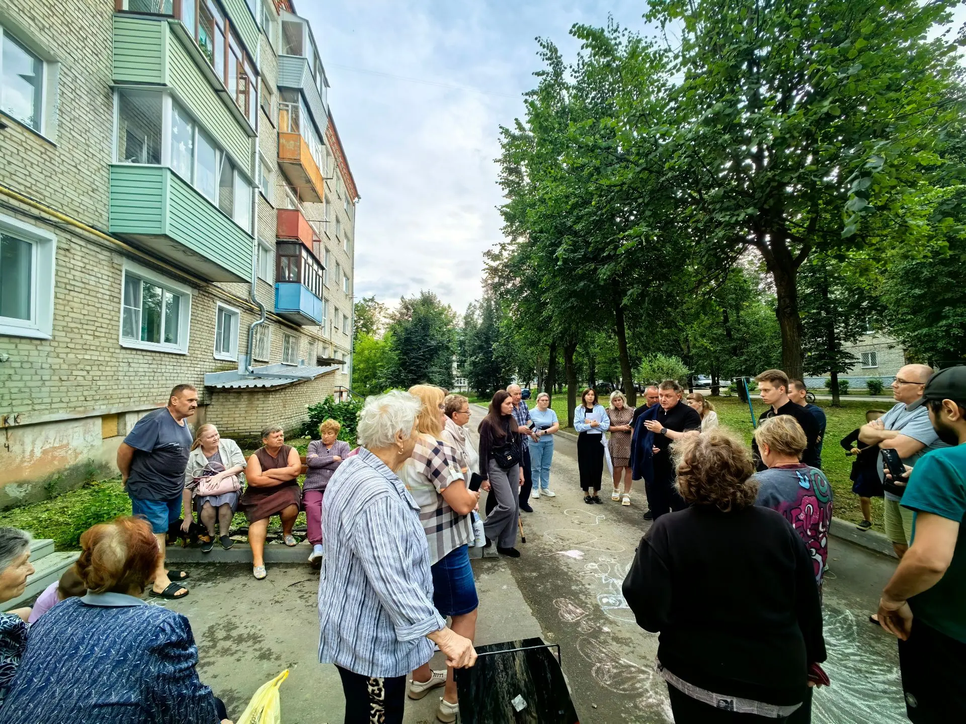 🏙️ Глава города Коврова Сергей Сидорин встретился с жителями домов на ул. Сосновой, чтобы обсудить 