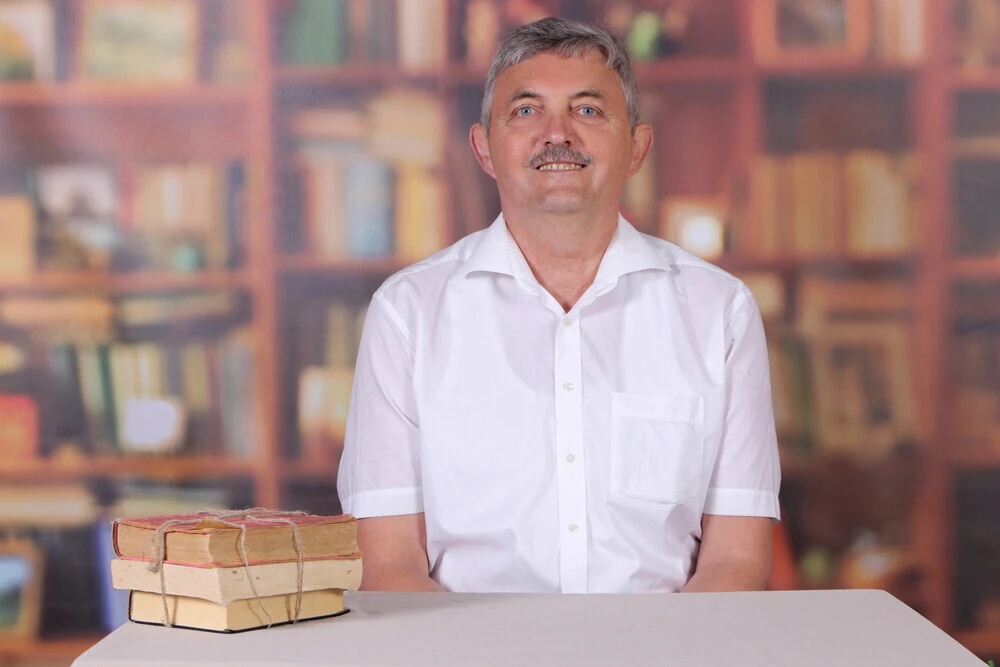 Ещё один именинник сегодняшнего дня: Посметный Виктор Александрович, учитель информатики. 🌼

Уважае