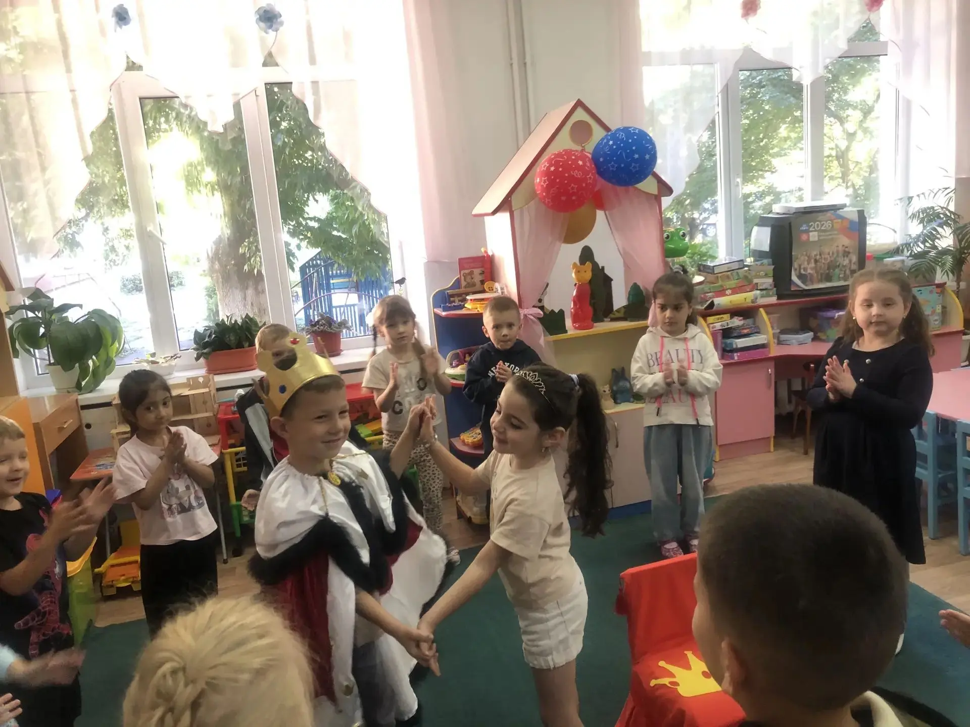 «Король и его работники»: погружаемся в традиции вместе с «Умелыми ручками»! 👑🛠️🎶