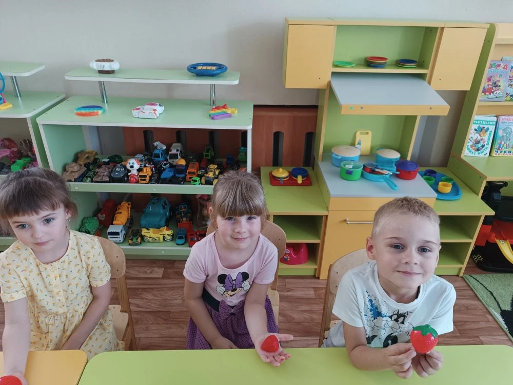Занятие в средней группе рисование( в технике пуантилизма)
«Раскрашиваем клубнику» 
Цель: познакомит