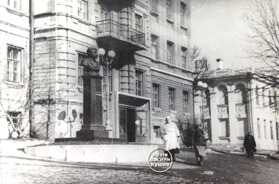 📸 Памятник профессору Образцову