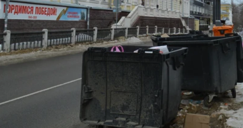 😱Под Воронежем 33-летнего сортировщика нашли с множественными травмами внутри контейнера для отходо
