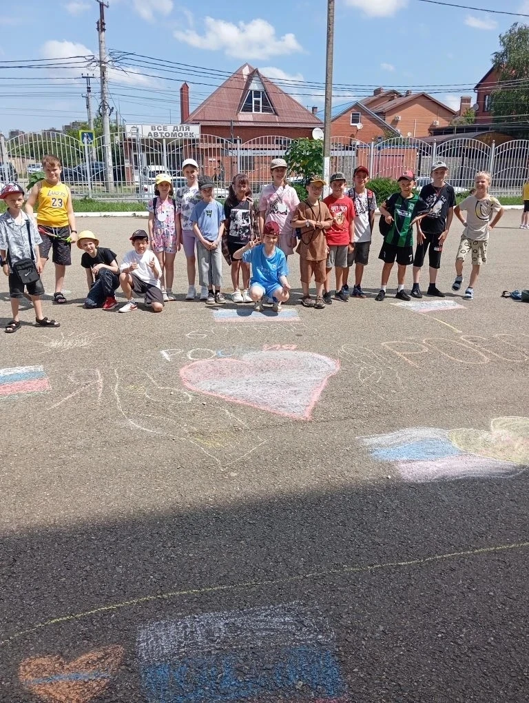"Планета Дружбы" рисует Россию!🎨

В преддверии Дня России в нашем лагере прошёл конкурс рисунков "М