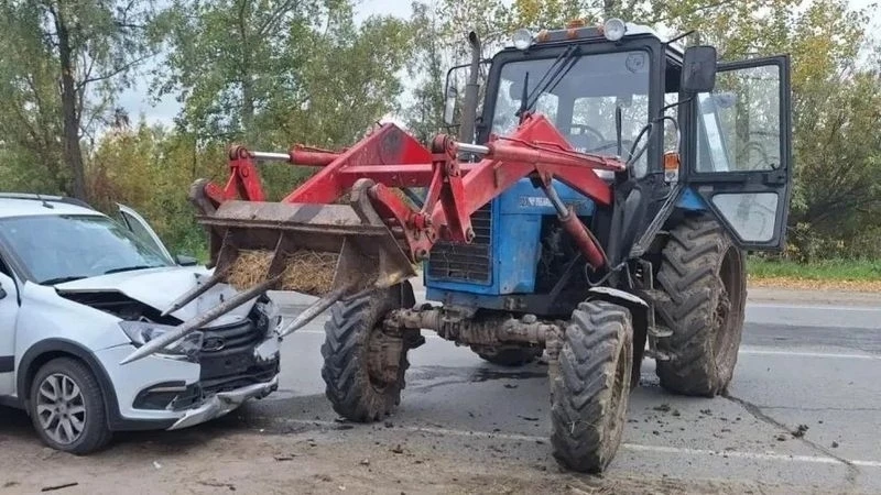 В Югре произошло ДТП с участием неисправного трактора и автомобиля, в результате чего п...
