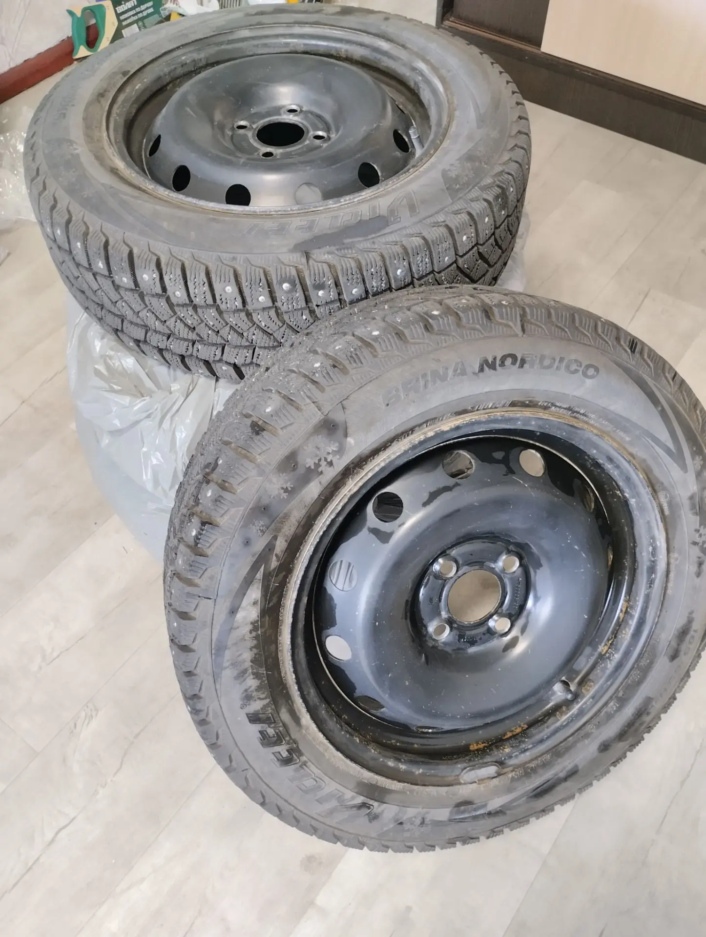 Продам шины с дисками зимние, шипованые 185. 65 R15,  была в использовании один сезон н...