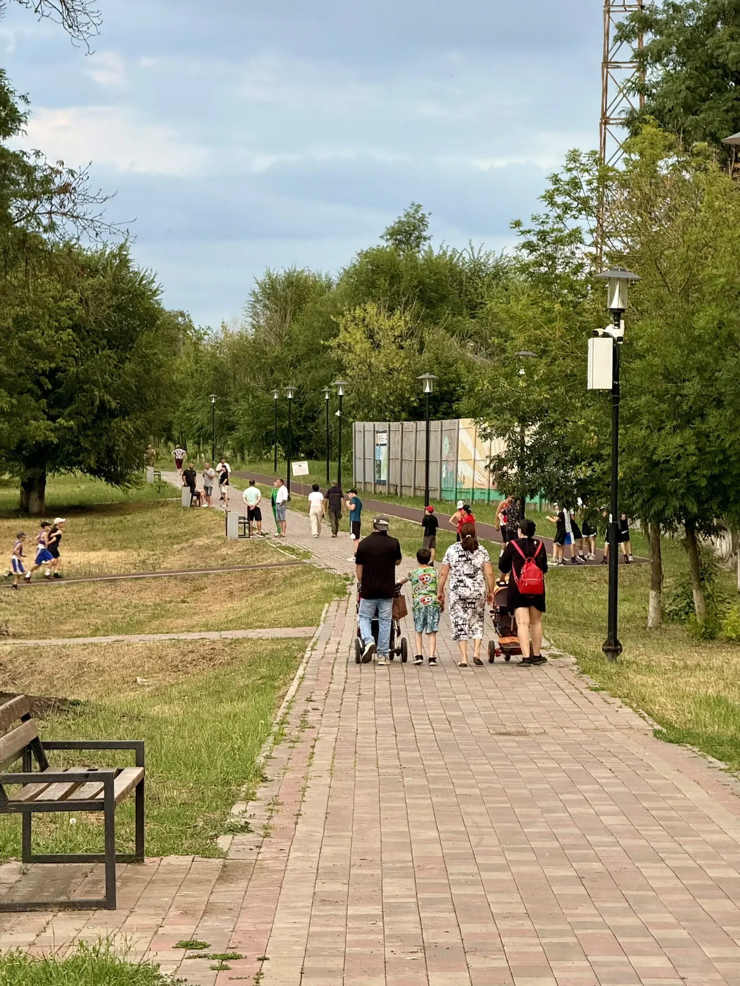 🥊 В парке Андрея Сулина боксёры тренируются на улице

Ребята вышли на свежий воздух. Отличная идея 