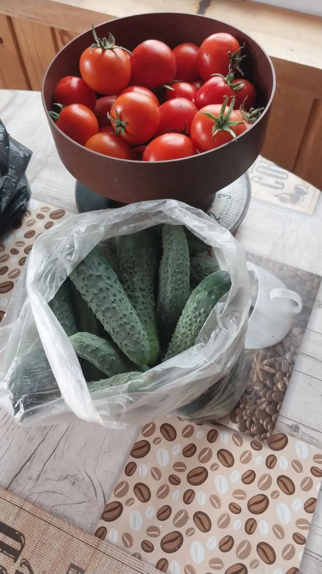 Продам тепличные огурцы и помидоры. Огурцы – 200 руб./кг., в наличии 3 кг. Помидоры 300 руб./кг. Дос