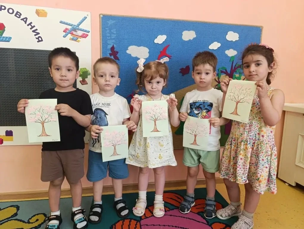 У малышей из группы «Капельки» (дошкольное отделение «Русалочка») прошло необычное занятие по рисова