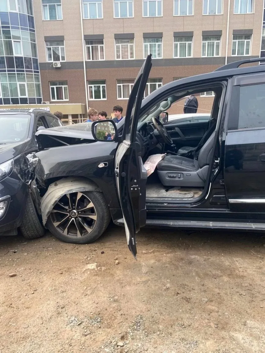 ⚡️12-летний школьник на Toyota Land Cruiser Prado устроил массовое ДТП во Владивостоке, — СМИ.

Подр