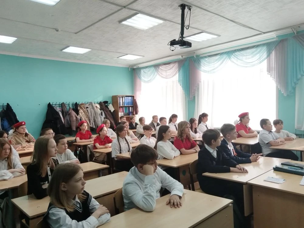 📚Начали новую учебную неделю с традиционной линейки выноса флага и исполнения Гимна Российской Федер