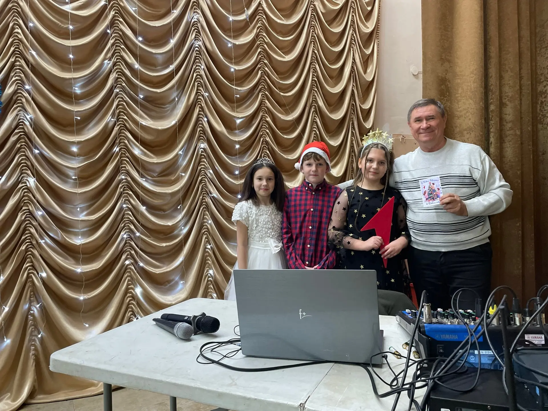 Юные активисты первичного отделения гимназии не только участвуют в новогодних представлениях, но и п