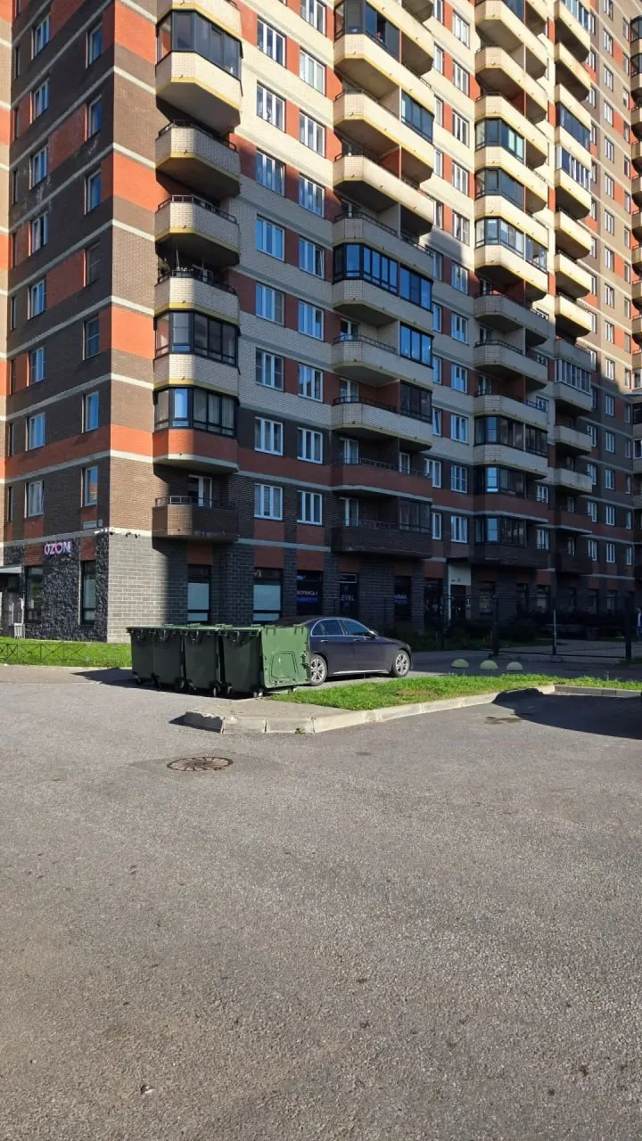 Мусоровозы проучили водителя перекрывшему подъезд