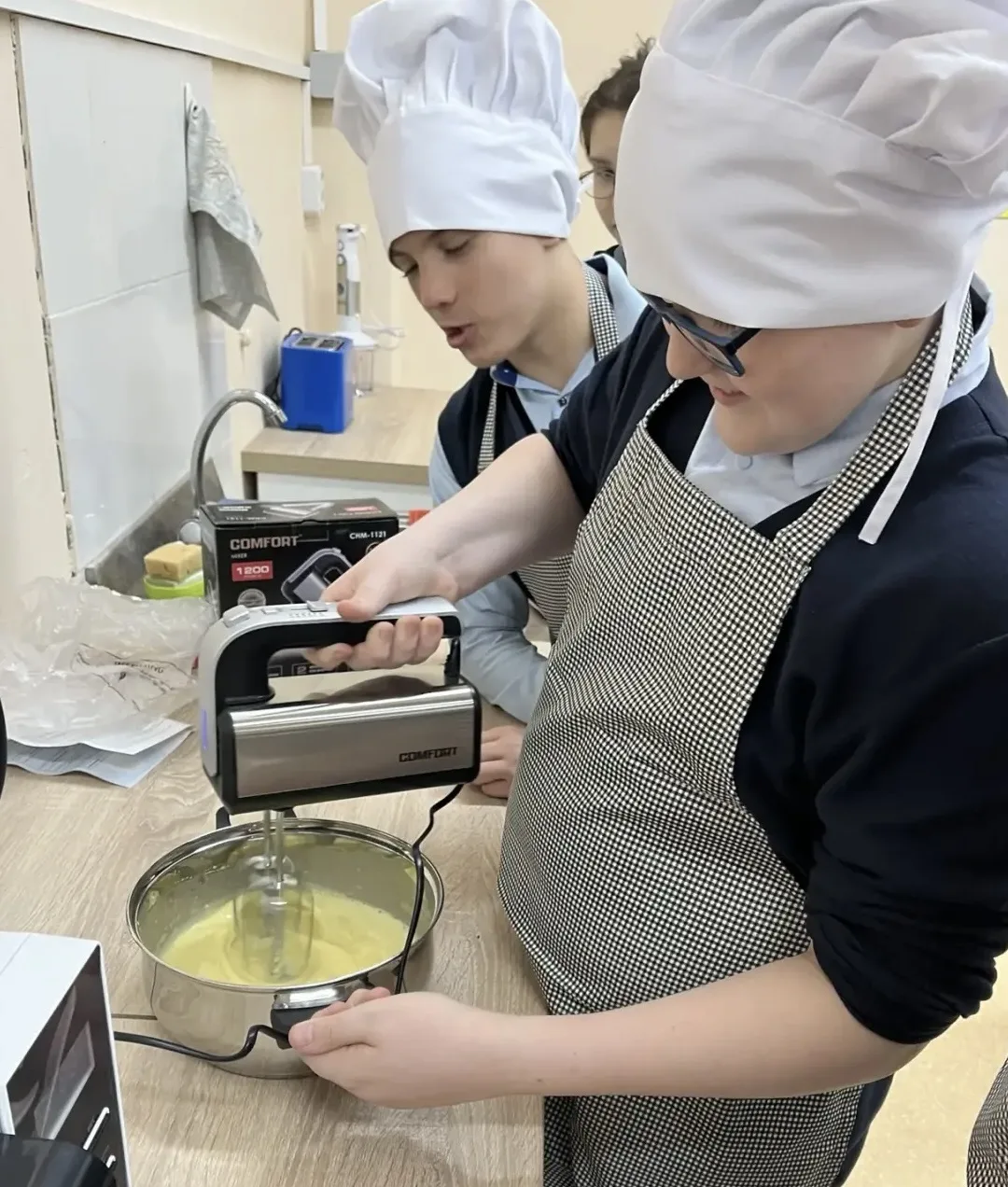 Ребята из 7 «В» класса на уроке ОСЖ учились готовить блины 🥞