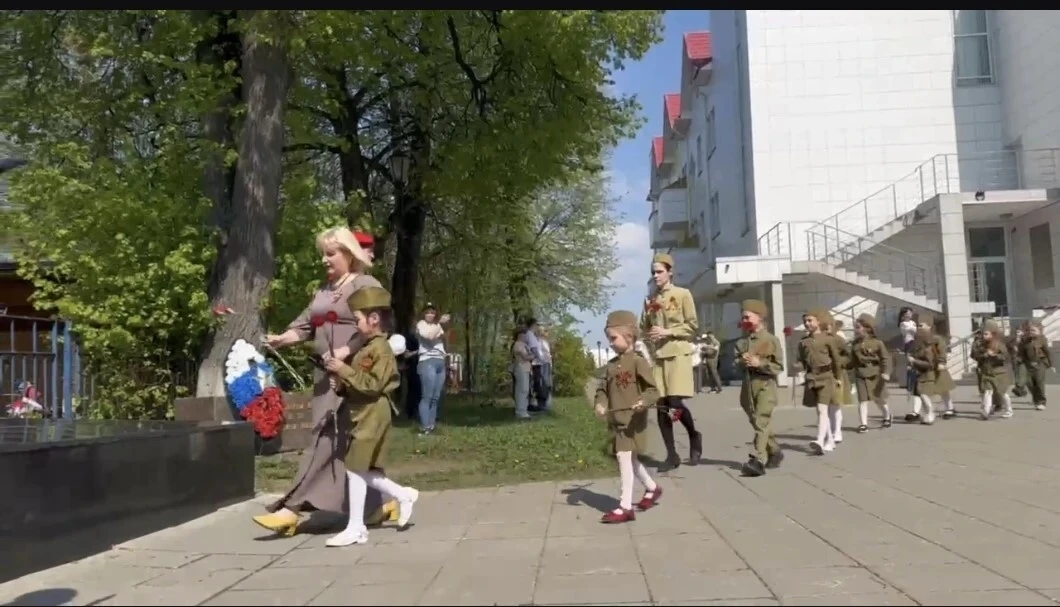 07.05.2026 воспитанники дошкольных отделений МОУ СОШ имени Д.И.Зернова приняли участие в торжественн