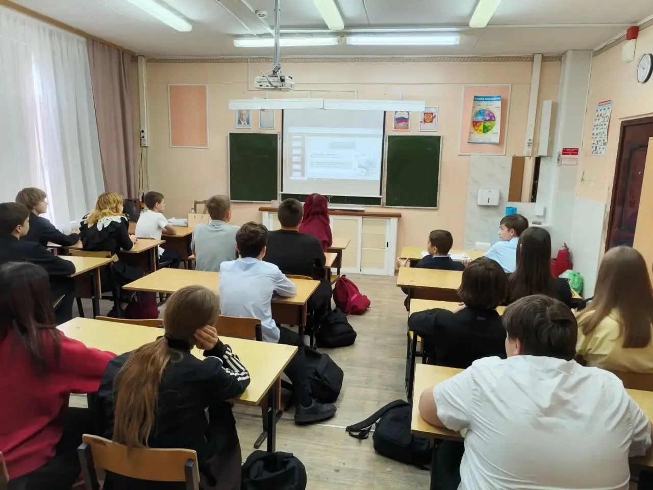 В преддверии праздника Дня учителя учащиеся на занятии "Россия - мои горизонты" посмотр...