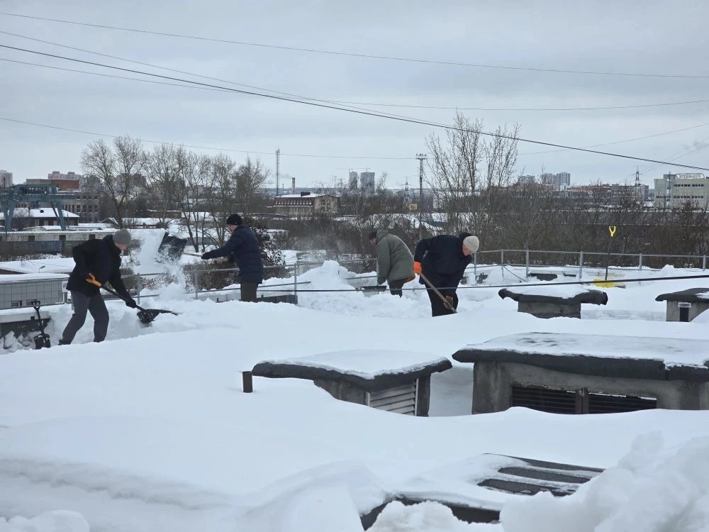 В лицее прошел снежный субботник! Была проведена расчистка территории от снежных масс и наледи, расч