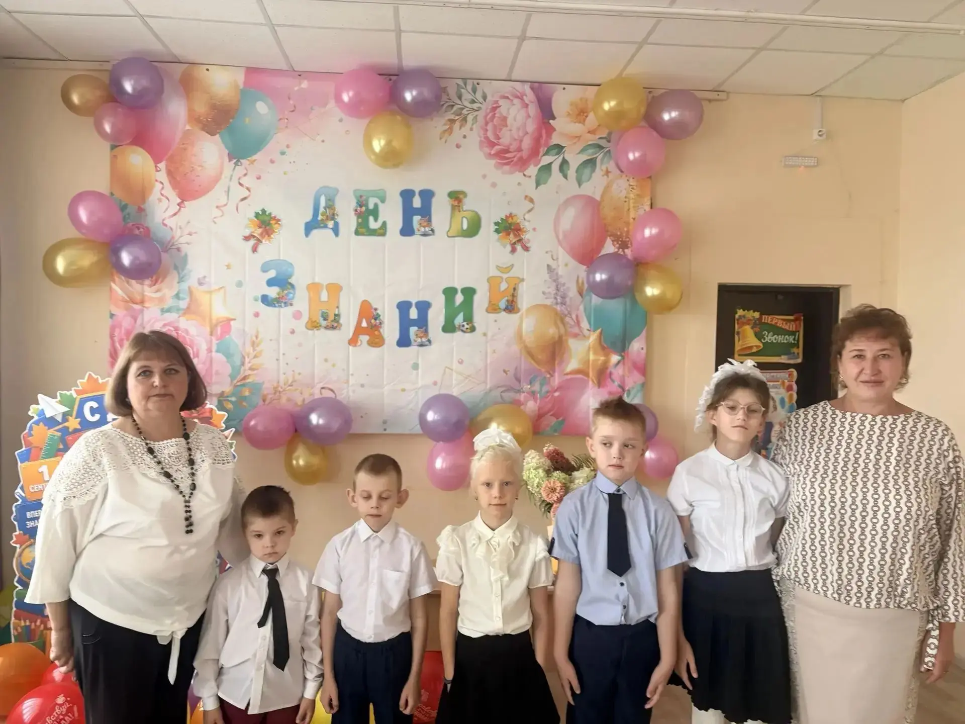 Сегодня особенный день — пахнет приближающейся осенью, новыми тетрадями и яркими переме...