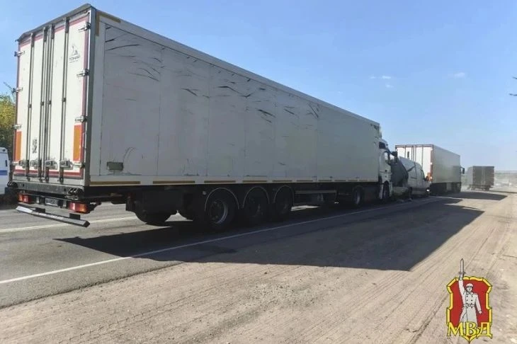 Три грузовых автомобиля столкнулись в Михайловском районе: есть пострадавшие