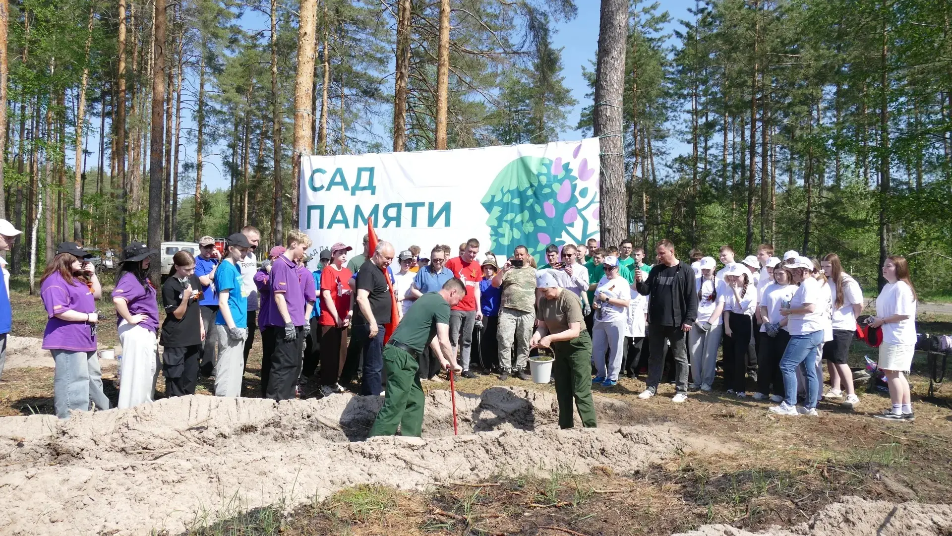 📌 8 мая при участии главы города Котовска А.М. Плахотникова волонтёрские отряды Школы-ЭКОТЕХ приняли