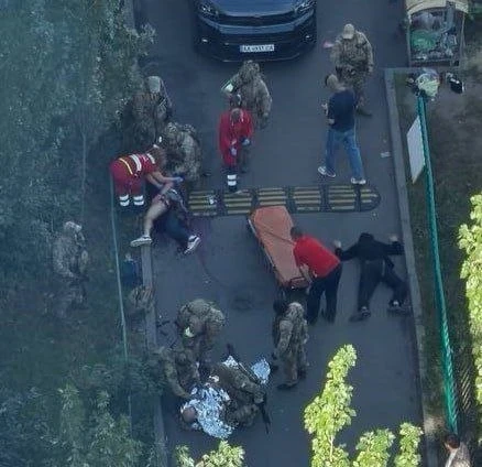 В Киеве две украинские спецслужбы, СБУ и ГУР устроили перестрелку между собой.