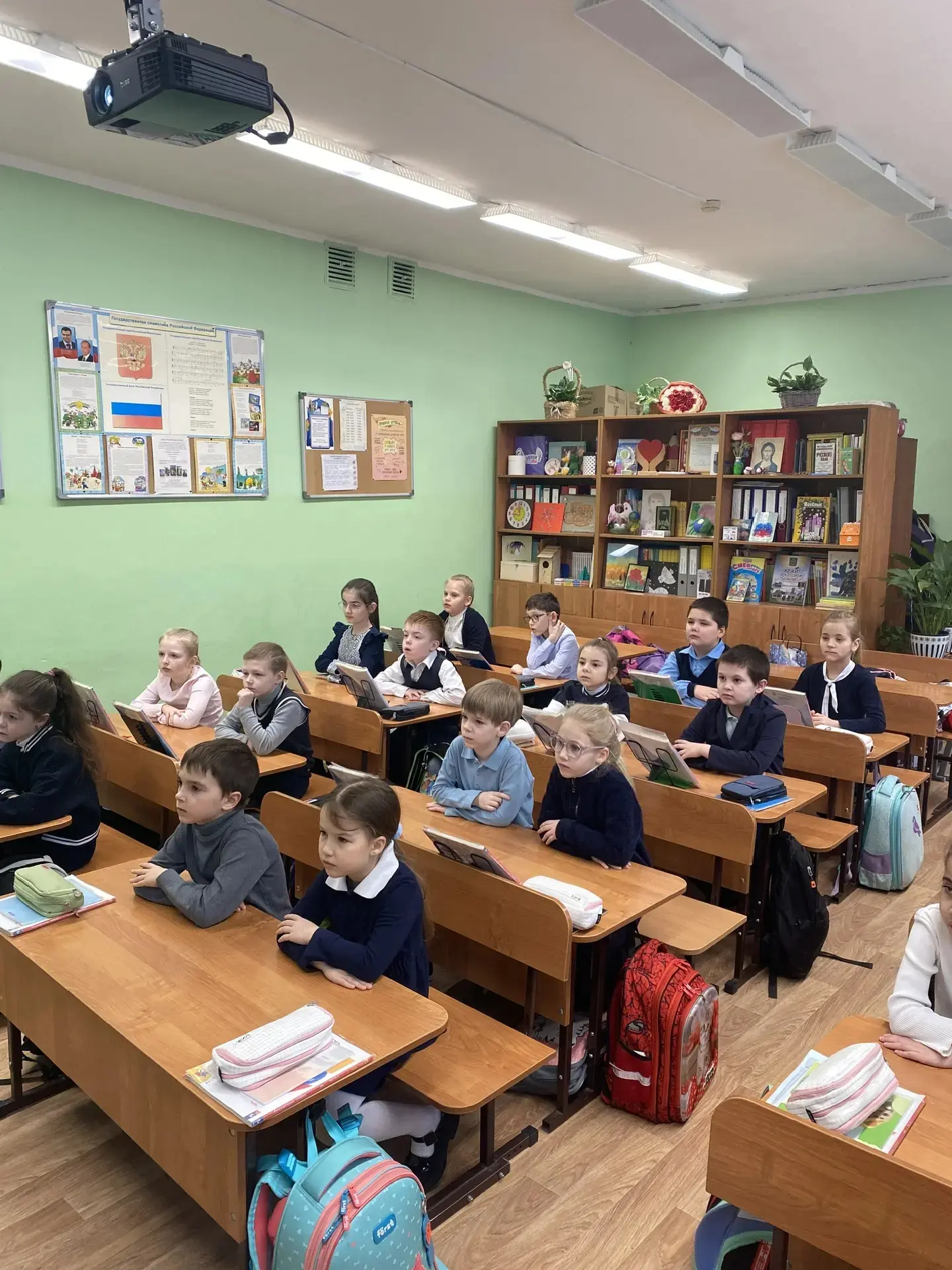 Утро понедельника традиционно началось с поднятия флагов. У всех прошли "Разговоры о важном". Тема: 