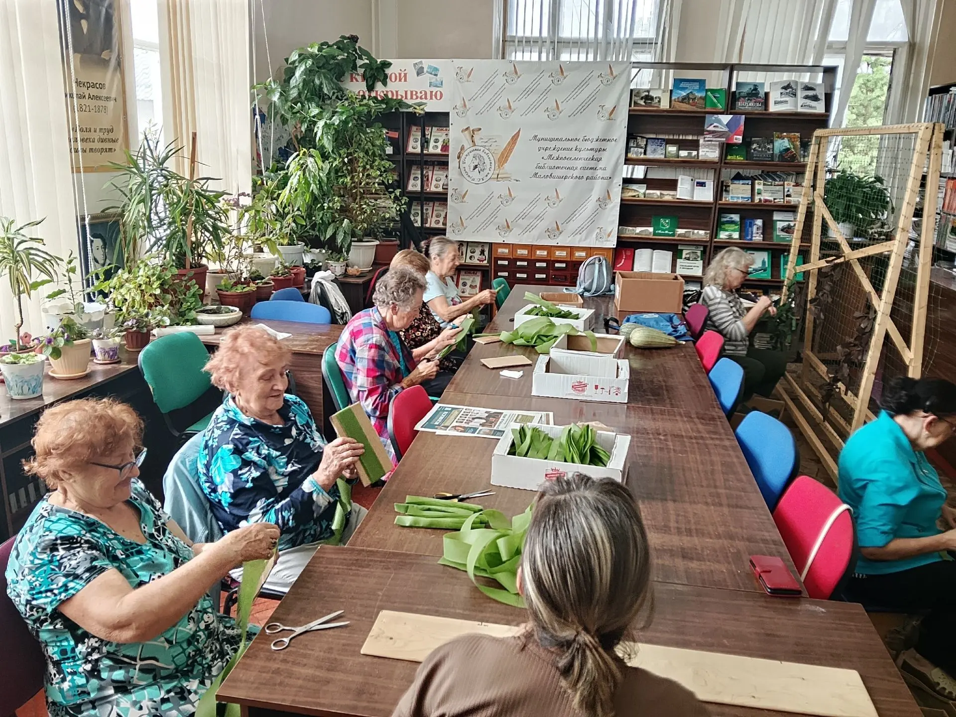Сегодня участницы клуба "Рукотворное чудо" плели очередные маскировочные сети и готовили материал дл