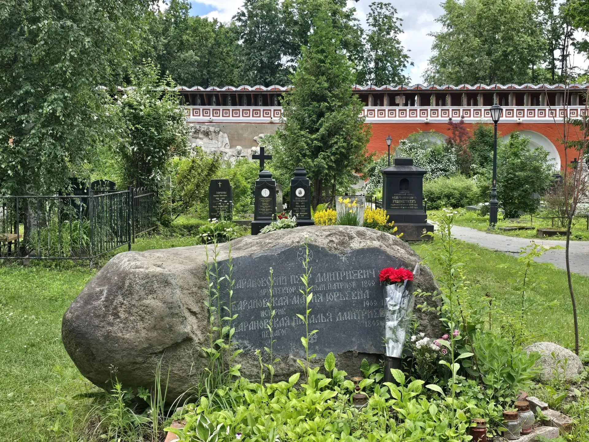 Петра Дмитриевича Барановского (1892 – 1984) похоронили на старом кладбище Донского монастыря. Могил