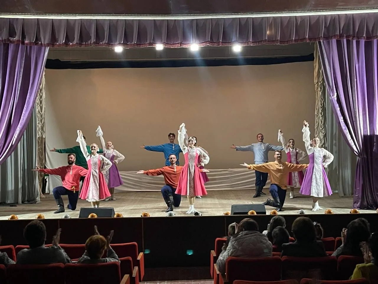 🎼 В Красном Луче с успехом прошла программа «Песни степного раздолья»  Артисты Луганской филармонии 