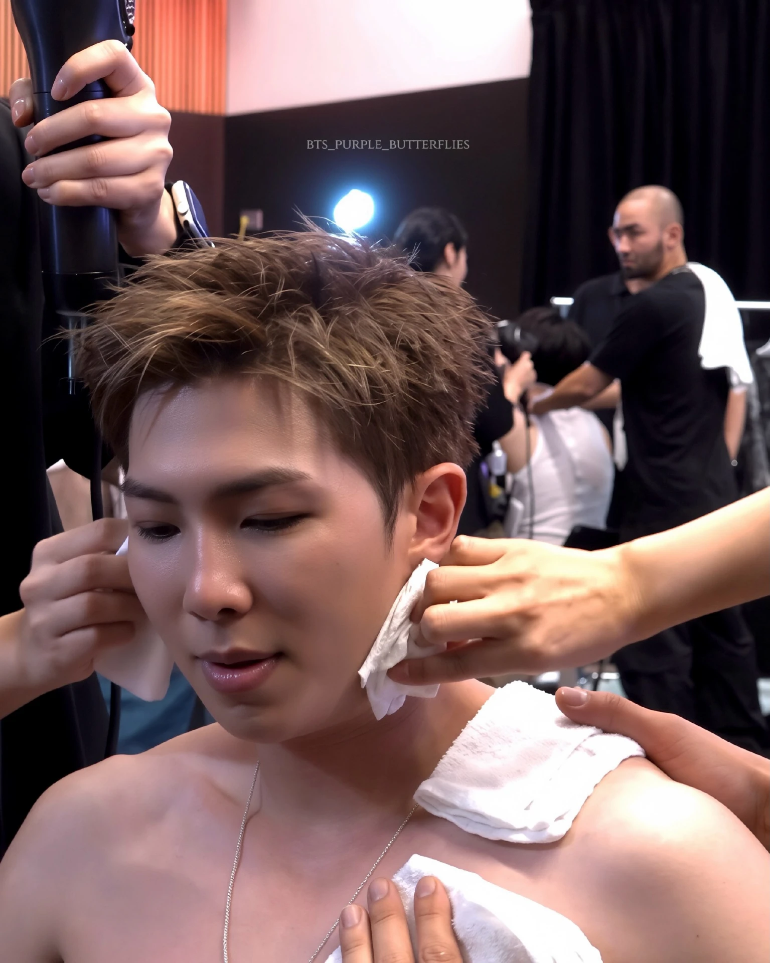 За кулисами BTS WORLD TOUR ‘ARIRANG’ IN EUROPE Sketch можно увидеть Намджуна совсем в д...