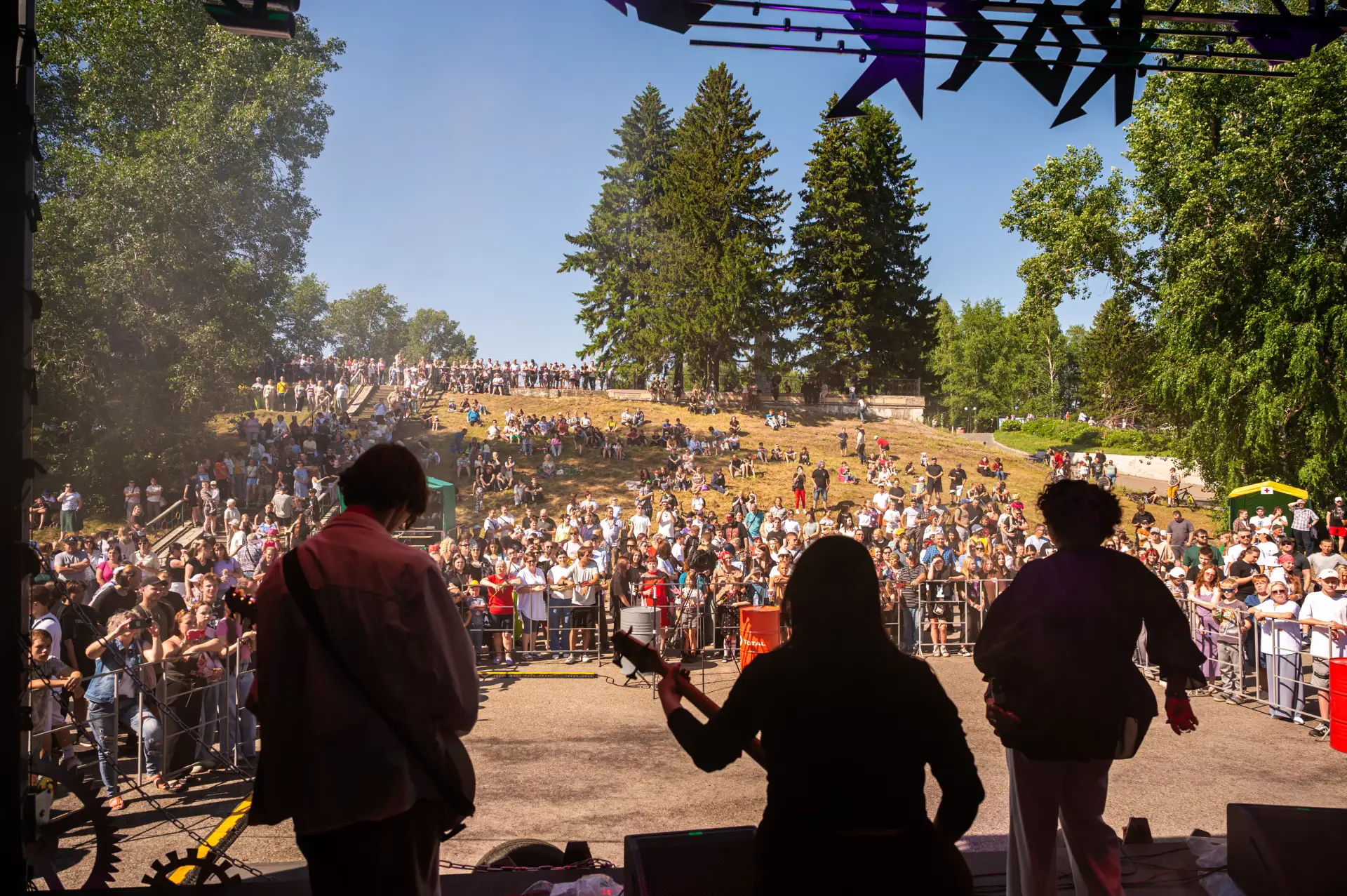 🎸 V Юбилейный рок-фестиваль в Колпашево: было мощно!

4 июля на городской пристани прогремел юбилей