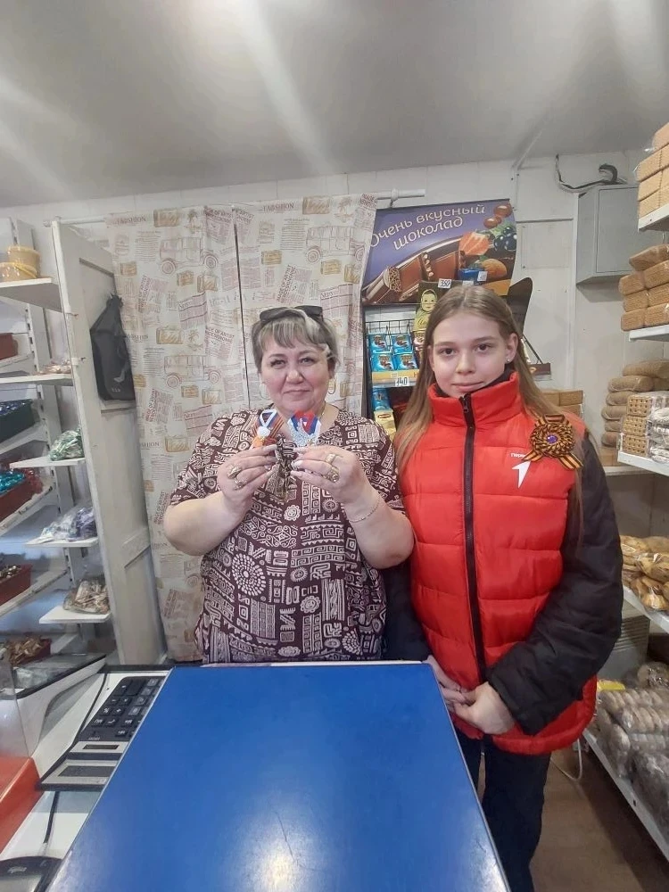 Активисты Движения Первых одиннадцатой школы изготовили Георгиевские ленточки и реализовали их. 1000
