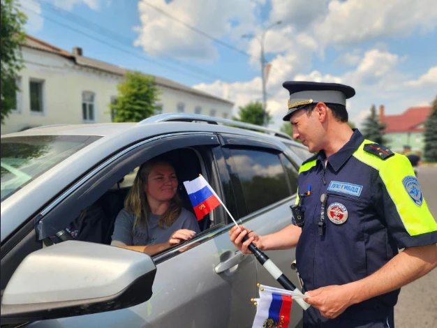 Сотрудники Госавтоинспекции поздравили водителей с Днём России

На площади Революции в Павловском По
