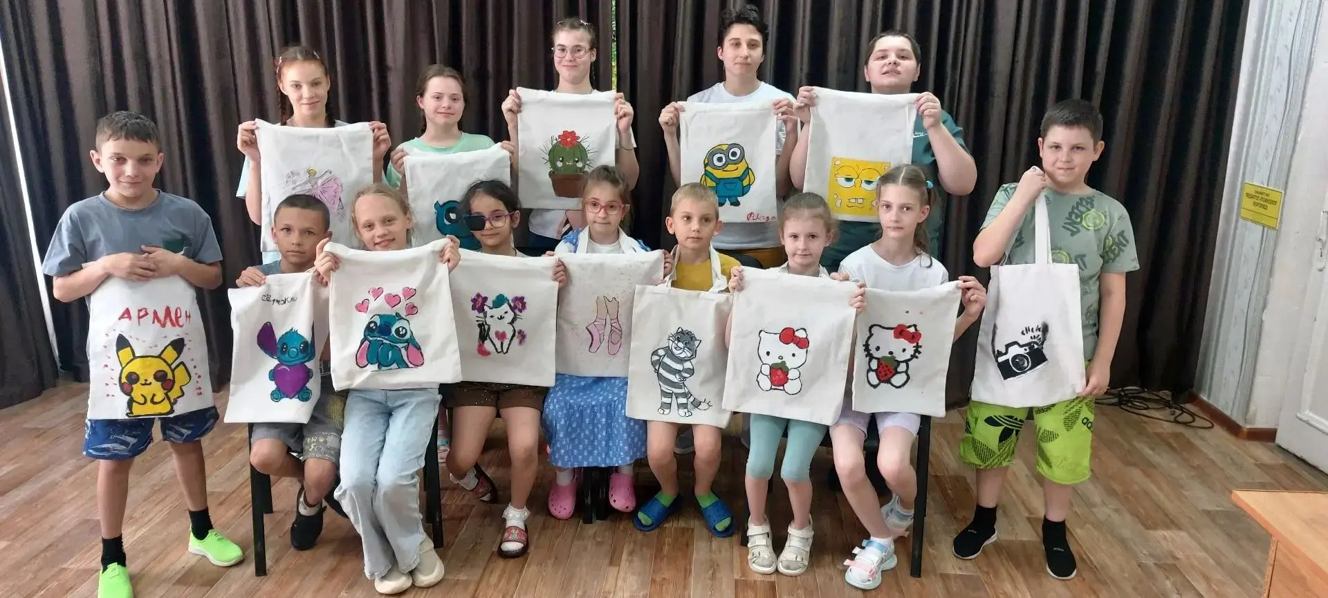 🎨 Цвета радости: как в лагере «Аистёнок» дети расписывали шопперы
В детском оздоровительном лагере 