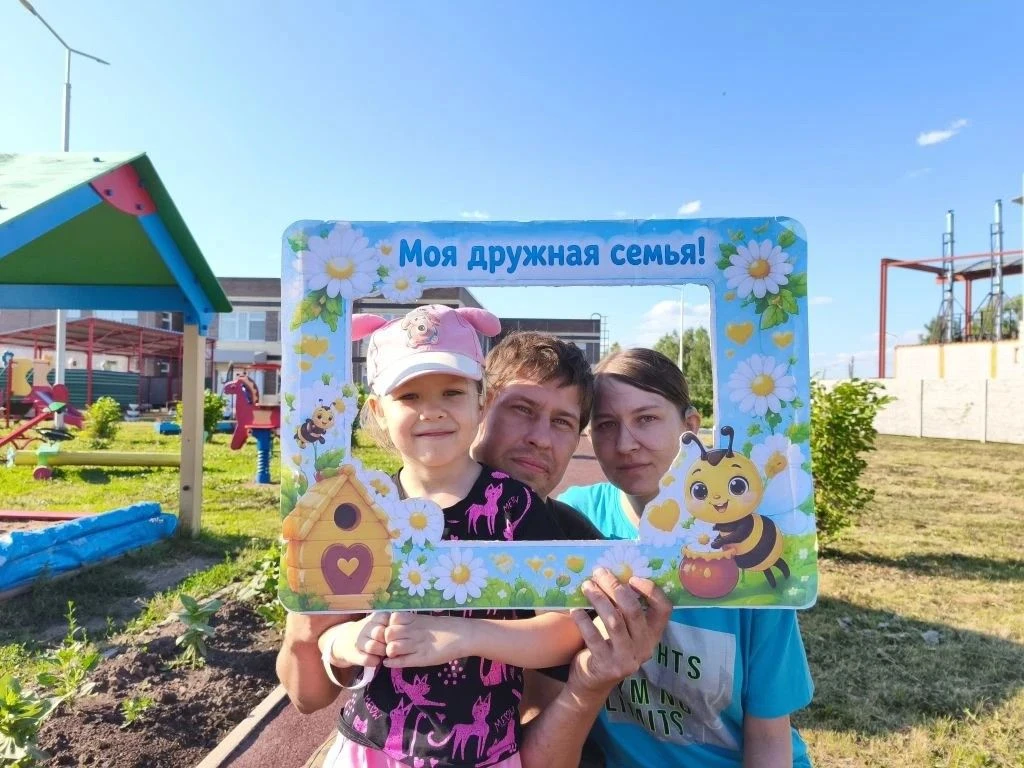 В средней группе «Звёздочки» прошёл тематический день, приуроченный ко Дню семьи, любви и верности.
