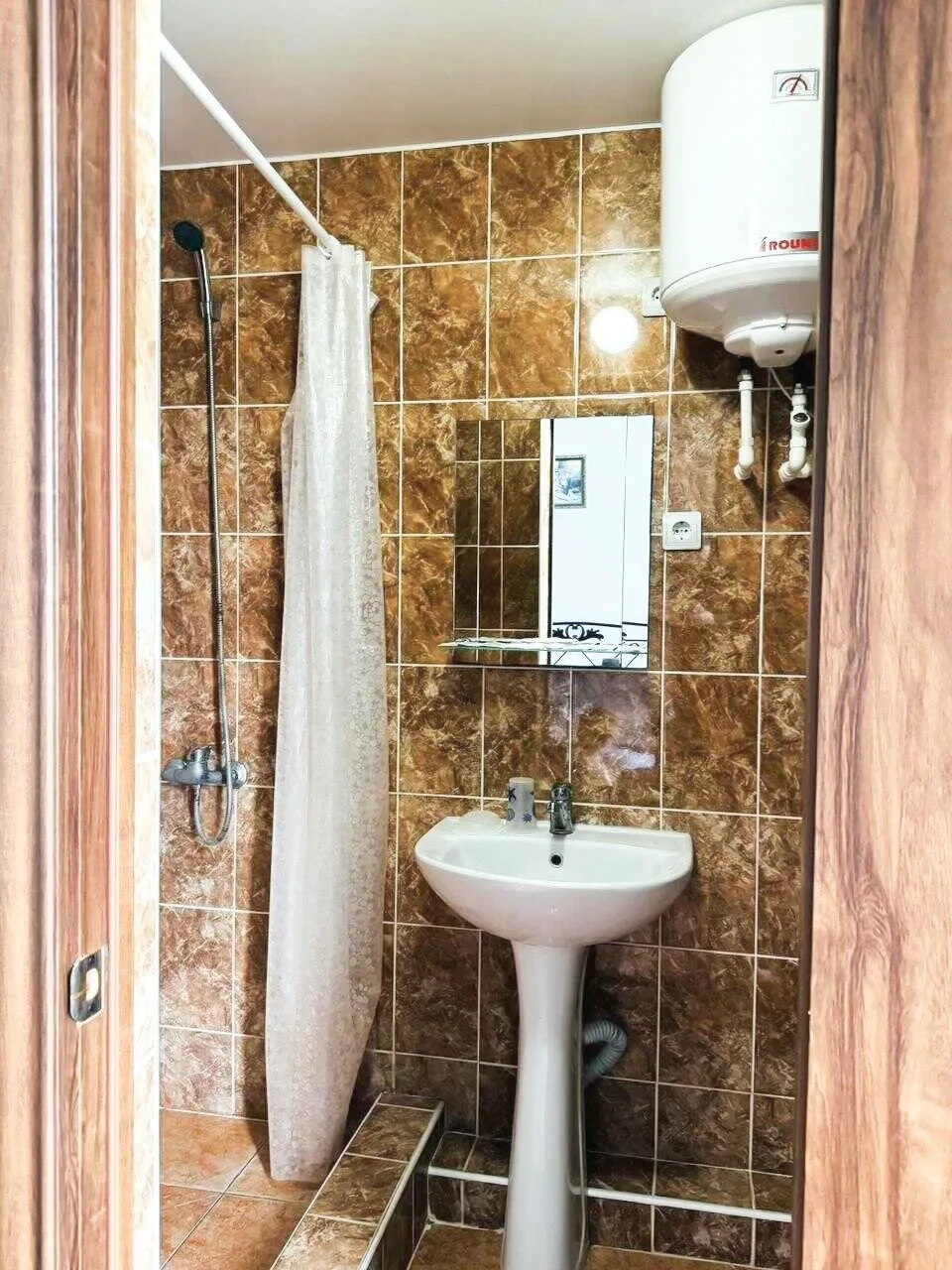 #АБХАЗИЯ #АЛАХАДЗЫ  "АКВА" отель с бассейном и завтраками💦  ✔️ТЕРРИТОРИЯ И УСЛУГИ: На закрытой терри