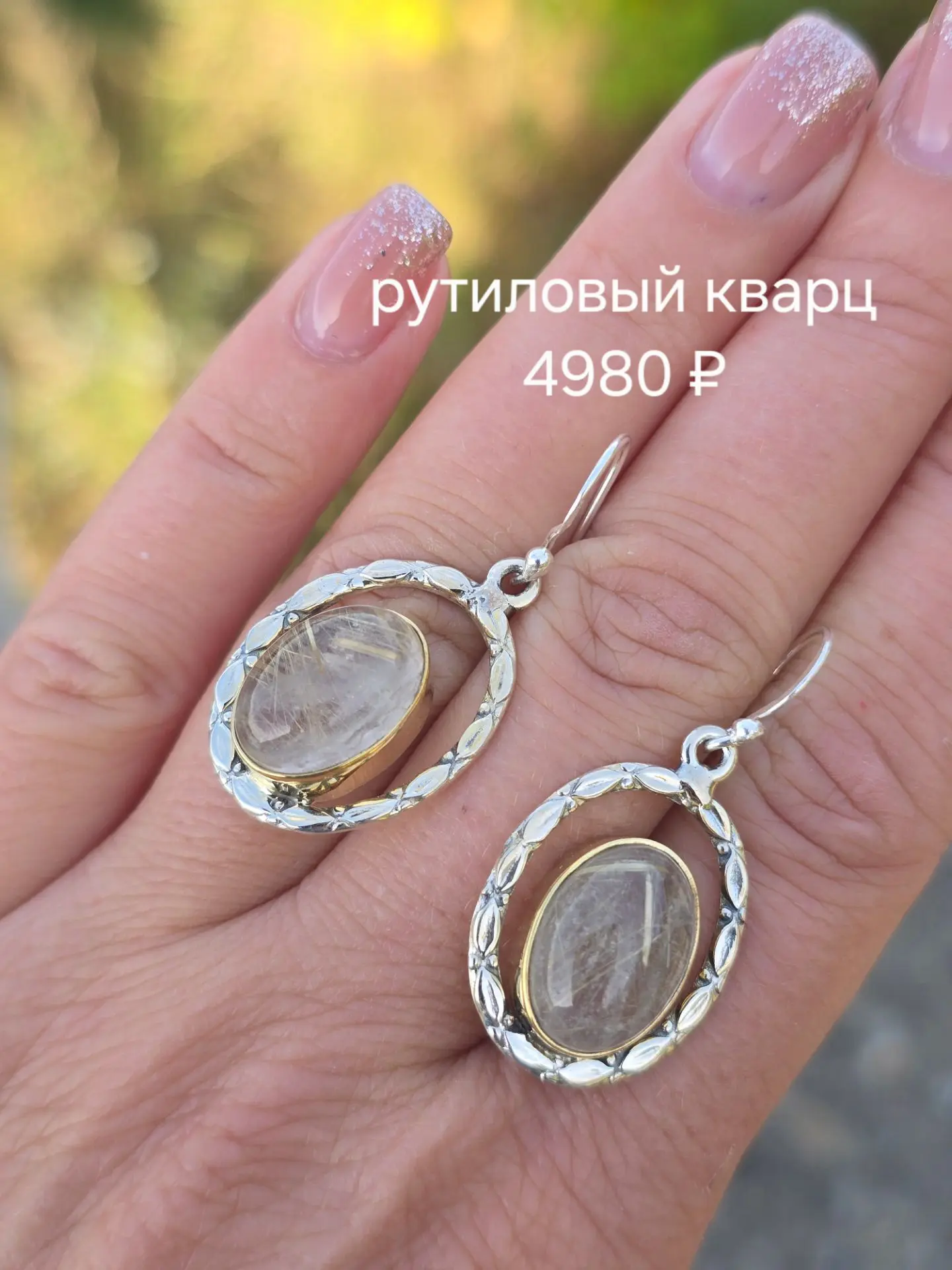 Ассортимент серебряных сережек.