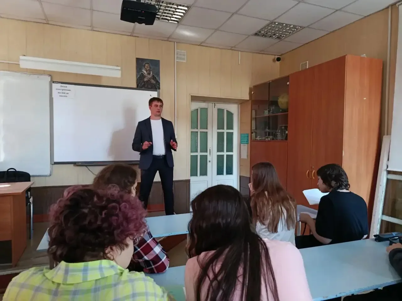 Профилактика финансового мошенничества: полицейский разъяснил студентам риски и последс...