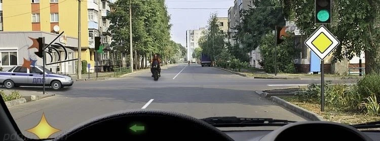 Кому Вы должны уступить дорогу при повороте налево?

1. Только мотоциклу.
2. Только автомобилю с вкл