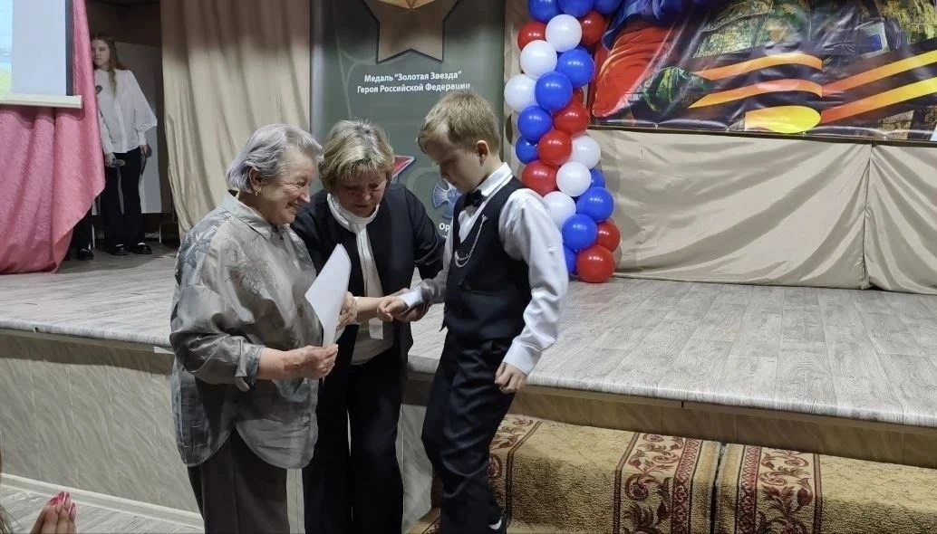 На гала-концерте Людмила Николаевна Рындина вручила награды победителям Марафона военно-патриотическ