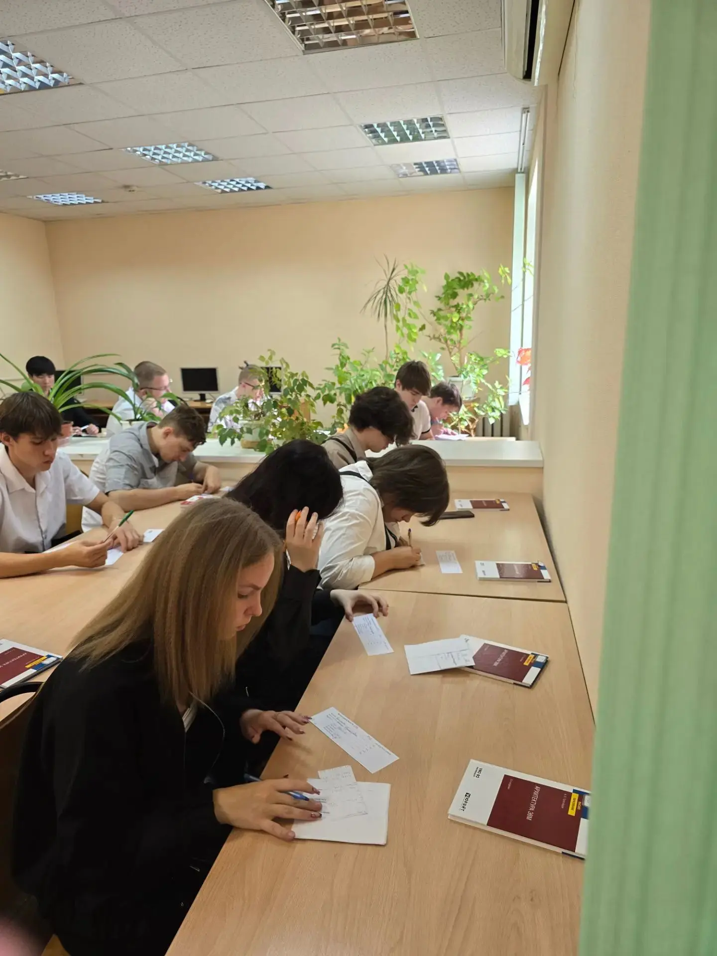 Первокурсники Волжского МЭИ познакомились с ключевыми площадками вуза! 🔬📚