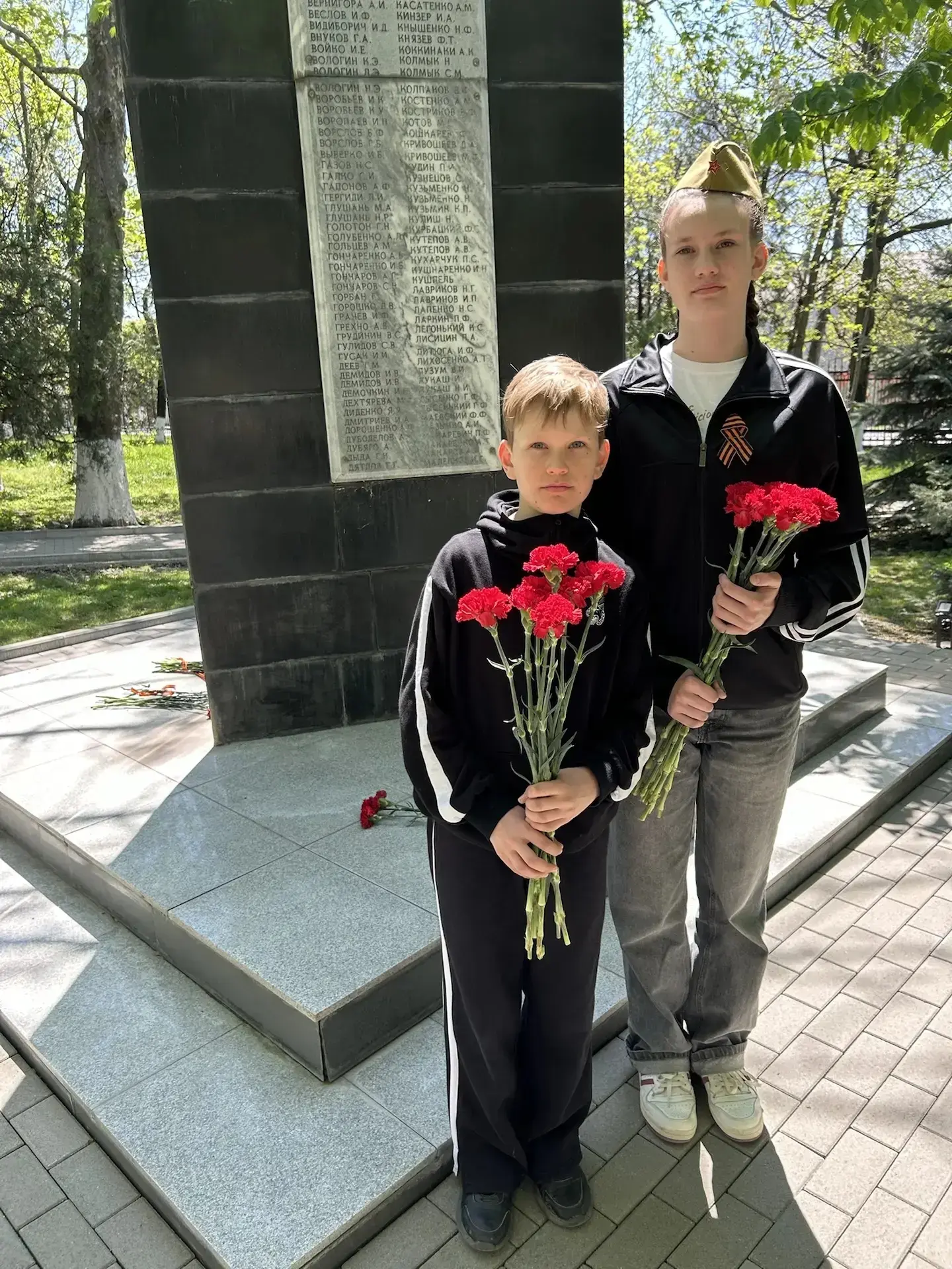 Кадет  8 М класса Вологина Арина и ученик 3 А класса Вологин Кирилл вместе с родителями возложили цв